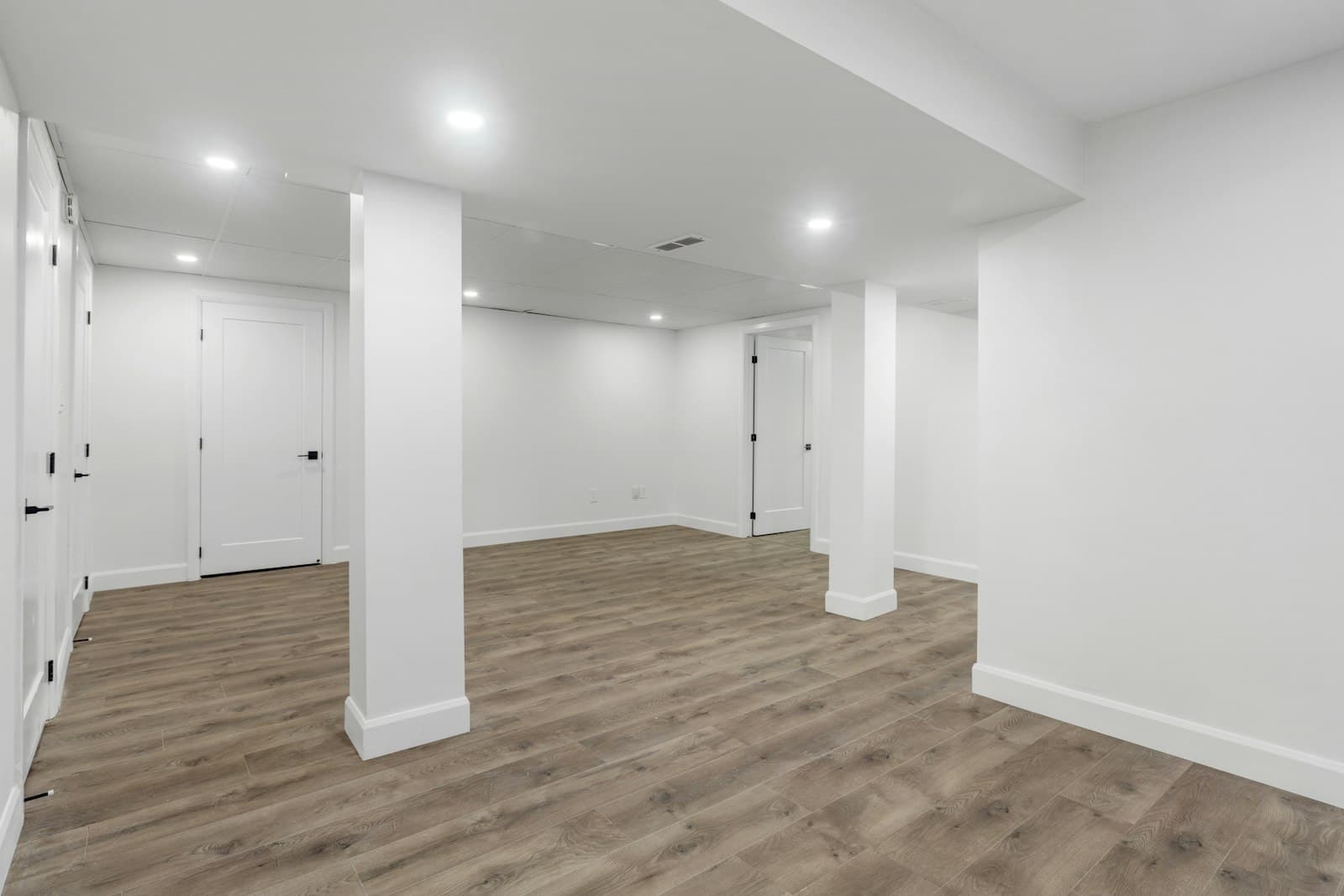 An empty room with white walls and wooden floors, prepared for a new occupant.